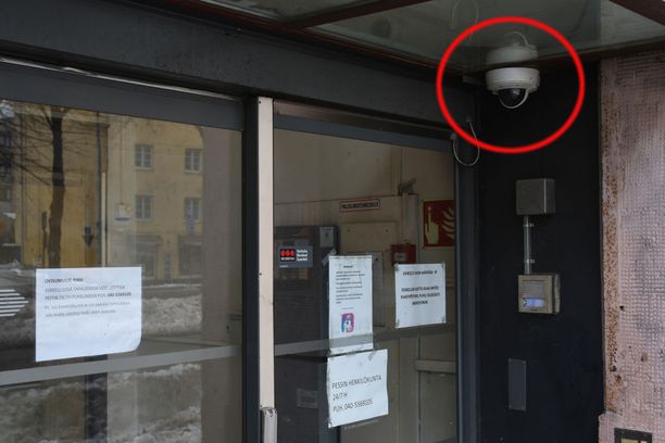 Seksuaalisia tekoja sisältänyt vapaudenriisto tapahtui tässä asuntolassa Pasilassa. Valvontakameramateriaali ympyröidystä kamerasta olisi voinut auttaa käräjäoikeutta ja poliisia. IL-ARKISTO