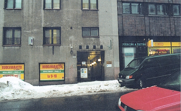 Talon porttikäytävän päässä sijaitsee Ampumaklubin ampumarata.jpg