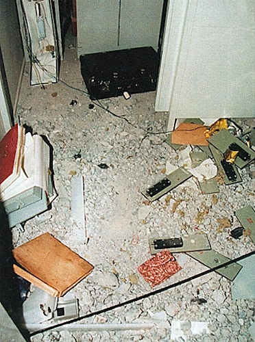 Sekamelska odotti aamulla työhön saapuvia pankkitoimihenkilöitä.jpg