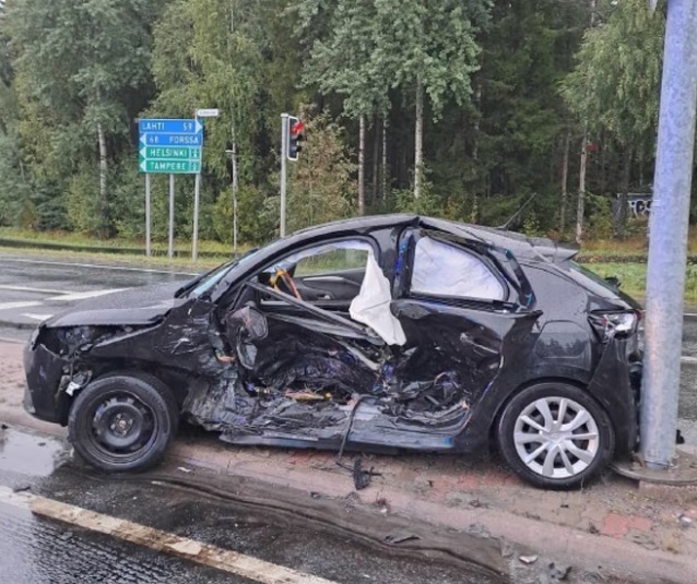 Jäljet kuolonuhrin autossa kertovat kovasta törmäyksestä. Kuva: Poliisi