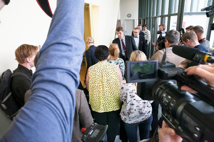 Kihlakunnansyyttäjä Jukka Haavisto oli valtakunnanmedian kiinnostuksen kohteena. Hänen takanaan uhrin äidin asianajaja Markku Fredman. Kuva Juha Perämäki