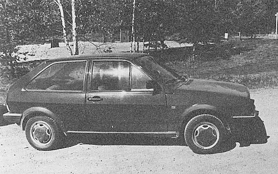 Marjapuuronvärinen Volkswagen, jolla Juhani Komulaisen ruumis kuljetettiin Vuosaareen.jpg