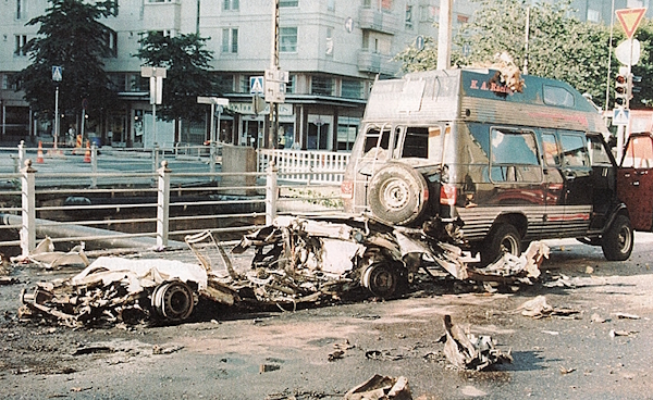 Jarin Opel Kadett Caravan -merkkisen auton jäänteet räjähdyksen jälkeen.jpg