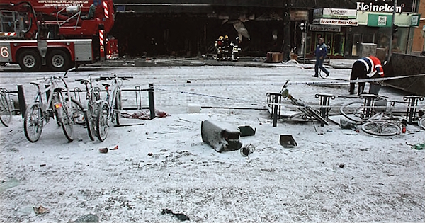 Paineaallon vaikutuksesta rojua lensi Hämeenkadun vastakkaiselle puolelle asti.jpg