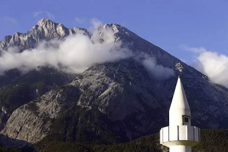 Moskeiijan minareetti Telfsin kylässä Itävallassa, taustalla kohoavat Alpit. (KUVA: DOMINIC EBENBICHLER / REUTERS)
