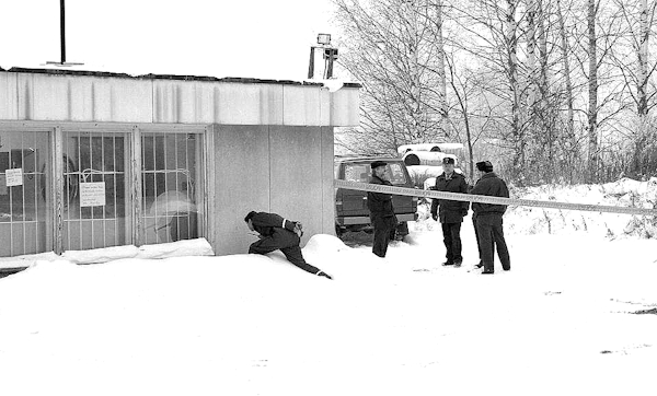 Poliisi etsii todisteita huutokauppakeskuksen ulkoseinältä.jpg