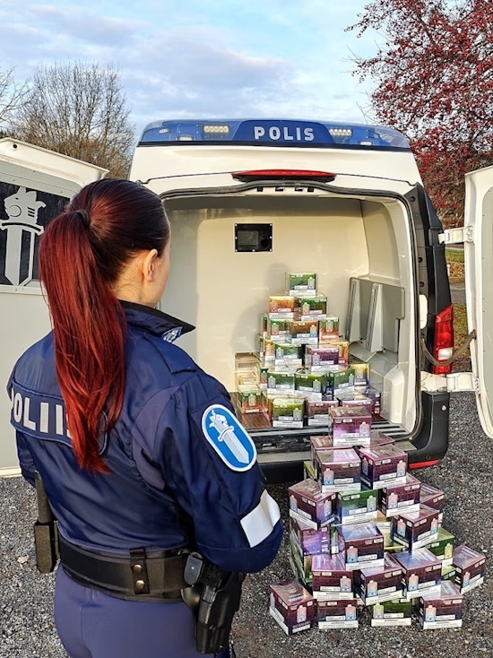 Poliisi takavarikoi satoja vapeja pysäyttämästään henkilöautosta elokuussa 2024.jpg