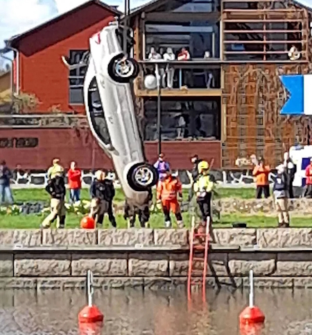 Auto nostettiin joesta puolenpäivän aikoihin.jpg
