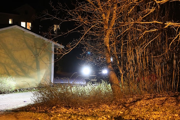 Poliisi tutki tapahtumapaikkaa yöllä.jpg