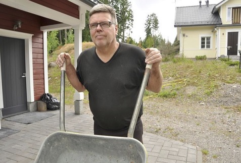 Uskon, että pystyn vielä tekemään töitä. Tarjouksia on tullut, muun muassa media-alalta, Jari Aarnio kertoo. RISTO KUNNAS