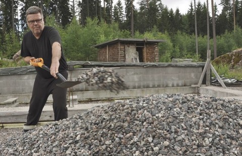 Jari Aarnion omakotitalo on ainakin toistaiseksi myymis- ja hukkaamiskiellossa. Kiinteistön ylläpidossa riittää kuitenkin työtä. RISTO KUNNAS