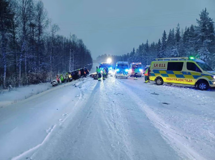 Tältä Pellontien onnettomuuspaikka näytti poliisin ensipartion saapuessa. Kuva otettu linja-auton kuljettajan tulosuunnasta. Kuva: Lapin poliisin esitutkintapöytäkirja.