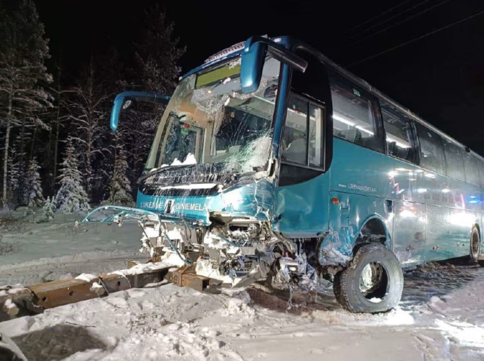 Linja-auto oli kulkenut 80 kilometrin tuntivauhtia ennen kuin kuljettaja havaitsi kaistalleen tulleen pakettiauton. Bussikuljettaja teki väistöliikkeen, mutta törmäystä ei pystynyt välttämään. Kuva: Lapin poliisin esitutkintapöytäkirja.