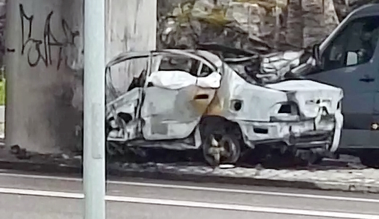 Auto törmäsi tolppaan ja syttyi palamaan.jpg