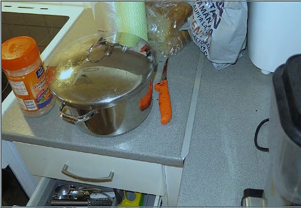 Surma-ase löytyi lieden vierestä keittiöstä.jpg