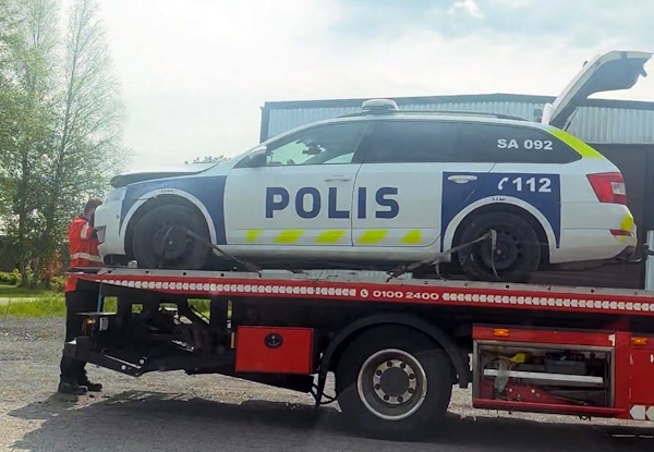 Lukijamme kuvasi ulosajopaikan lähellä turma-auton, joka noudettiin pois hinausautolla.jpg