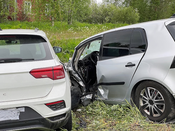 Autot suistuivat onnettomuudessa ulos tieltä.jpg