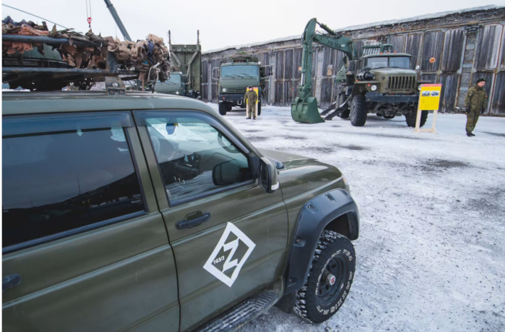 Pioneeriprikaatin ajoneuvossa on Z-tunnus, joka viittaa Venäjän hyökkäyssotaan Ukrainassa.  Kuva Murmanskin aluehallinto.png