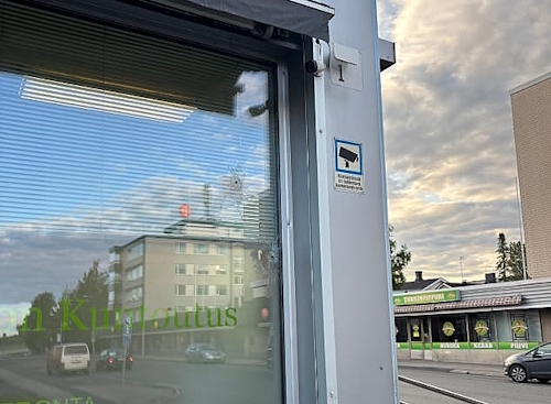 Ampumisen jäljiltä Eliaksenkadun ja Laivurinkadun kulmauksessa sijaitsevan rakennuksen ikkunassa oli kaksi luodinreikää.jpg