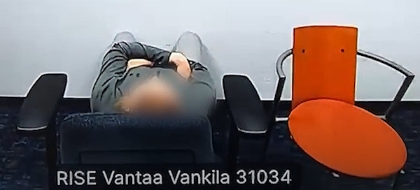 Jääkiekkotähti lepäilee.jpg