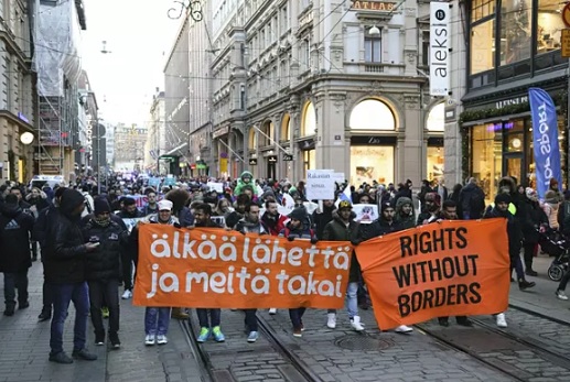 Irakilaiset turvapaikanhakijat osoittivat mieltään Aleksanterinkadulla Helsingissä joulukuun alussa. (KUVA: SEPPO SAMULI / LEHTIKUVA)