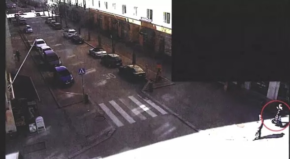 Valvontakameran kuva Vaasankadulta 13. huhtikuuta. Poliisi on merkinnyt Michael Penttilän kuvaan punaisella ympyrällä. (KUVA: POLIISI)