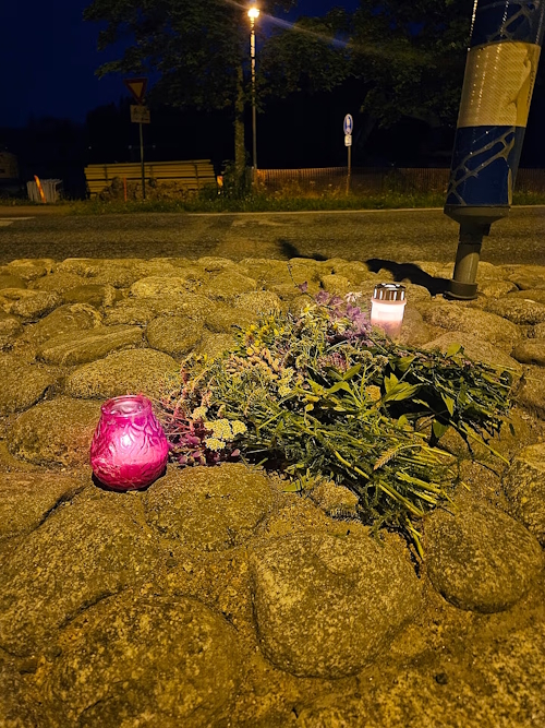 Potkulautaturman paikalle oli tuotu kukkia ja kynttilöitä.jpg