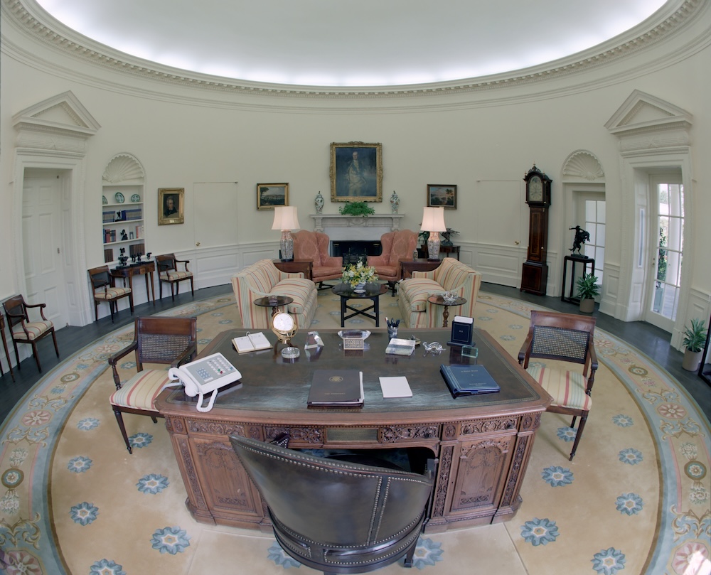 Empty_Oval_Office_in_The_White_House.jpg