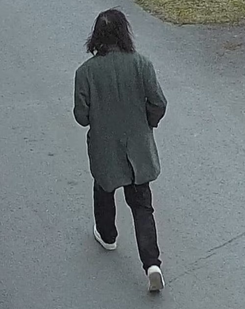 Valvontakamerat tallensivat miehen liikkeet Sointulan kaupunginosassa. Kuva: Poliisin esitutkinta.