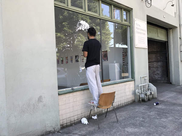 Vihaa kiihottanut taidehemmo pilasi roskakuvillaan muiden bisneksen rakennuksessa.