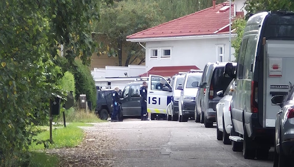 Simonkylän Punalatvantiellä useita poliisiyksikköjä.jpg