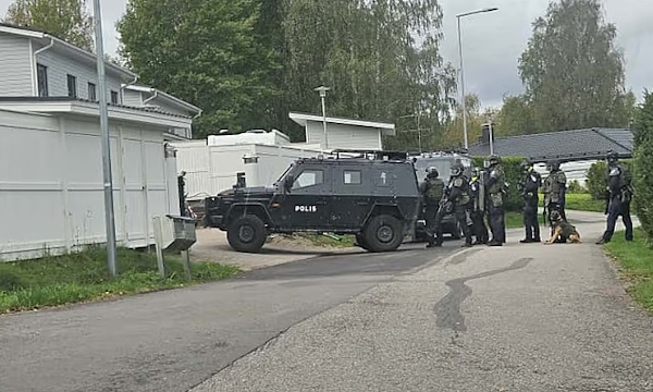 Simonkylän Punalatvantiellä useita poliisiyksikköjä2.jpg