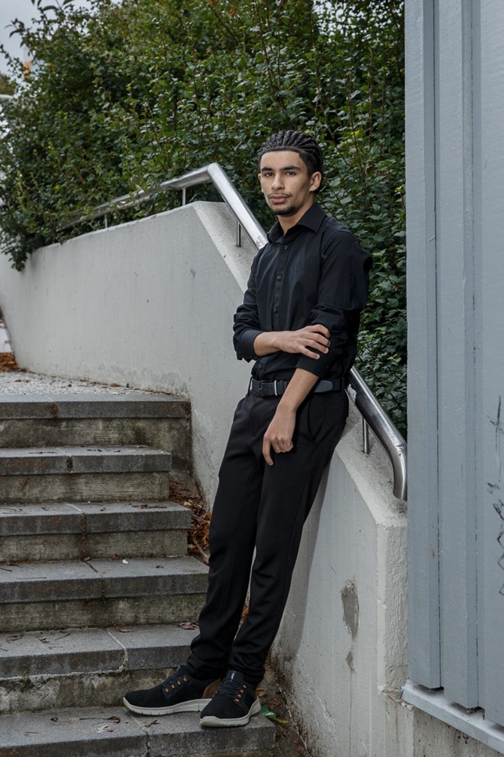Rami Al-Khazraji on oppinut, että on hyvä olla vaihtoehtoiset suunnitelmat. Hänen toinen haaveensa liittyy rap-musiikkiin, jota hän nauhoittaa Annalan nuorisokeskuksen studiossa. 1 – kopio.jpg