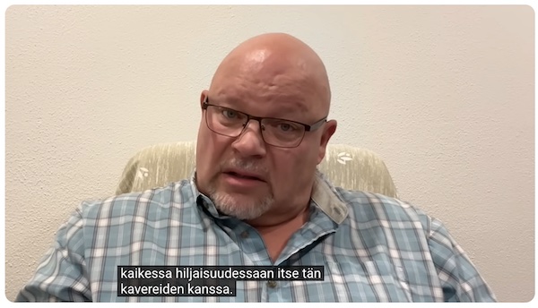 VKK_Ano_poliisit_kavereiden_kanssa.jpg