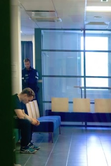 Annin veli Antti Törn odottaa vangitsemisoikeudenkäynnin alkua Etelä-Savon käräjäoikeudessa. Kuva Itä-Savo.