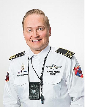 Perttu Klaavo vapaaehtoisen poliisin uniformussa Thaimaassa.jpg