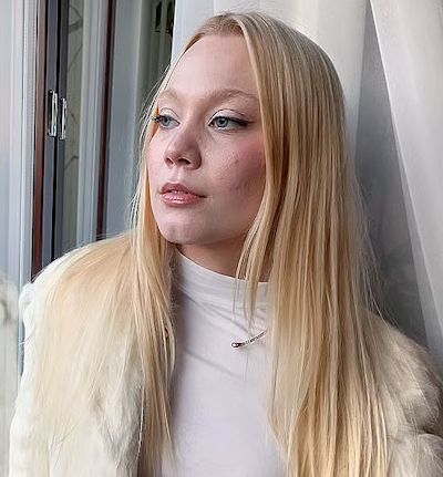 Enkelsaari kertoo, että talossa oli sama ydinporukka, mutta jonkin verran oli vaihtuvuutta. Yleensä talossa asui viisi tyttöä Baltzarin kanssa.jpg