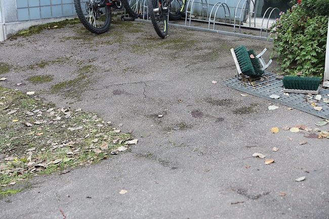 Verijälkiä kerrostalon edustalla.jpg