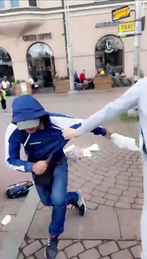 Kuvakaappaus videolta, jossa näkyy, miten epäilty puukottaja jahtasi kahta henkilöä.jpg