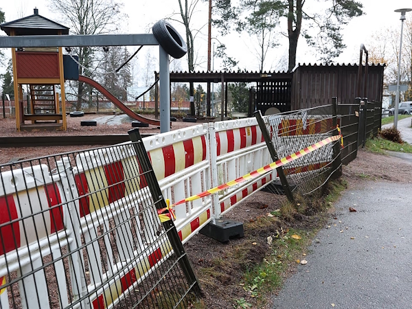 Päiväkodin rikkonainen aita törmäyspaikalla Espoossa perjantaina.jpg