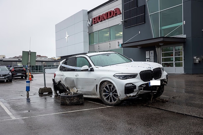 Tampereen Hatanpäällä Käyttöauton pihassa seisoi sunnuntaina alkuiltapäivällä vaurioitunut BMW.jpg