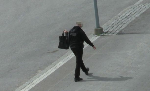 Epäilty kantamassa subukassia asuntoon.jpg