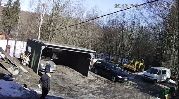 Epäillyt piilottamassa huumausaineita 51-vuotiaan naisen kiinteistön alueelle.jpg