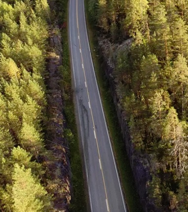 Onnettomuuspaikka sijaitsee noin neljän kilometrin päässä Mäntyharjun keskustasta. (KUVA: SAMI KERO / HS)