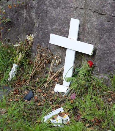 Risti ja kukkakimput muistuttavat onnettomuudesta Varpasentiellä. (KUVA: SAMI KERO / HS)