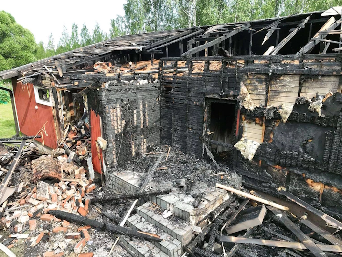 Veli tuikkasi vanhempiensa kotitalon tulee Pihtiputaalla heinäkuussa 2024.jpg