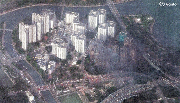 Satelliittikuva palaneesta kerrostaloalueesta 27. marraskuuta Hongkongissa.jpg