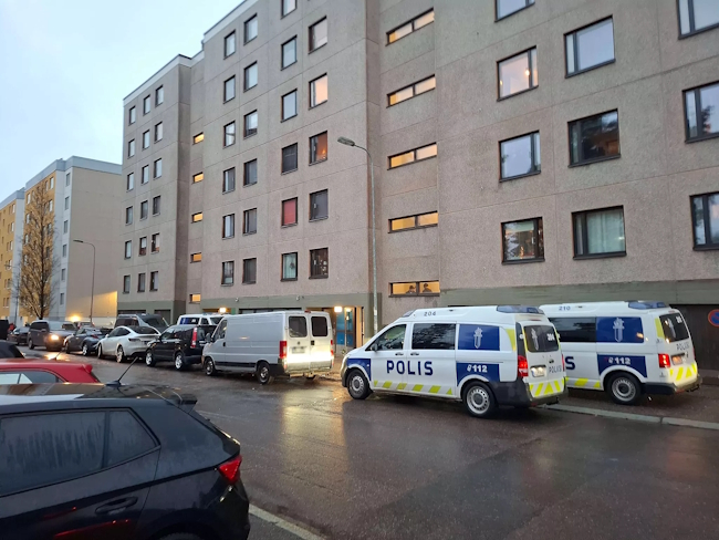 Iltalehteen yhteyttä ottanut lukija kertoo, että rappukäytävässä oli verta seinissä ja lattialla.jpg