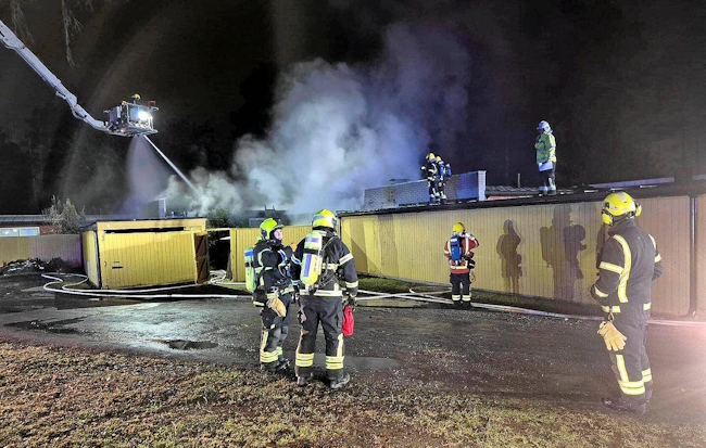 Pelastajia kohteessa sammutustöissä.jpg