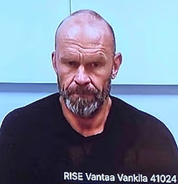 Jere Karalahti kuvattuna vangitsemisistunnossa Helsingin käräjäoikeudessa.jpg